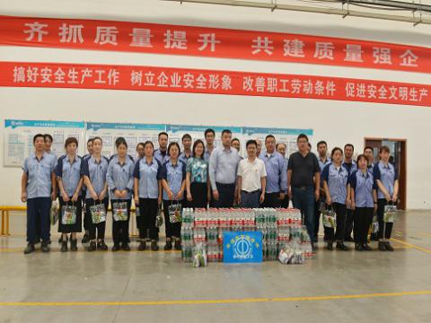 炎炎夏日，，，，，，市总工会送清凉，，，，，，丝丝关爱暖人心