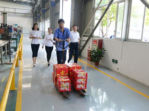 平博集团工会开展“夏日送清凉”活动